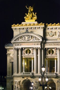 Paris. bir bina bir günbatımı üzerinde grand opera