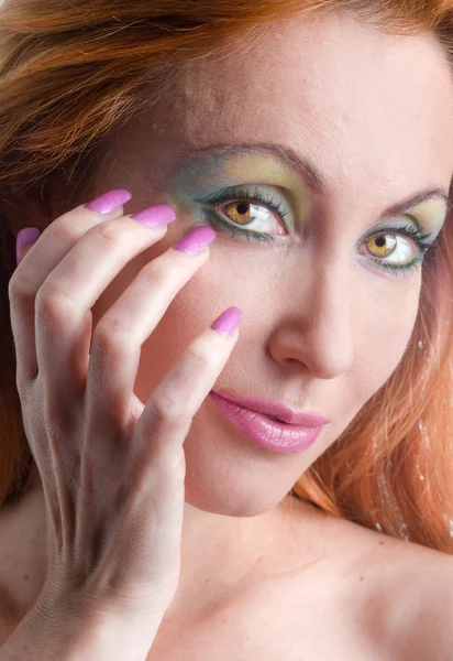 Portret młodej kobiety z makijażu i z długimi paznokciami — Zdjęcie stockowe