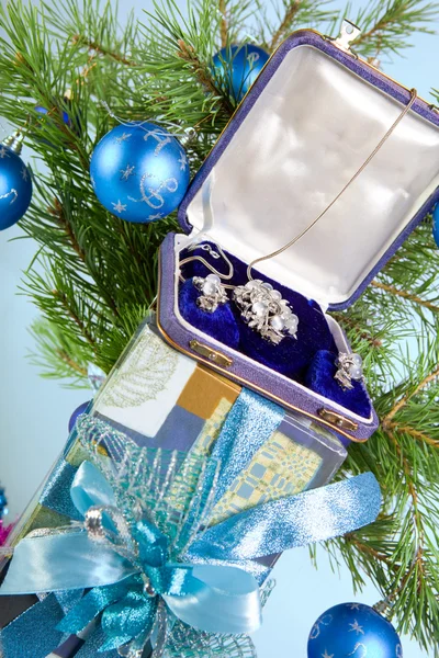 在新年树上放有项链的礼品盒 — 图库照片