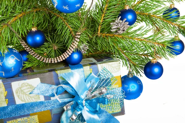 Em uma árvore de Ano Novo um presente - jóias — Fotografia de Stock