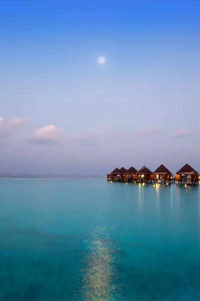 Ilha no oceano, Maldivas. Pôr do sol . — Fotografia de Stock