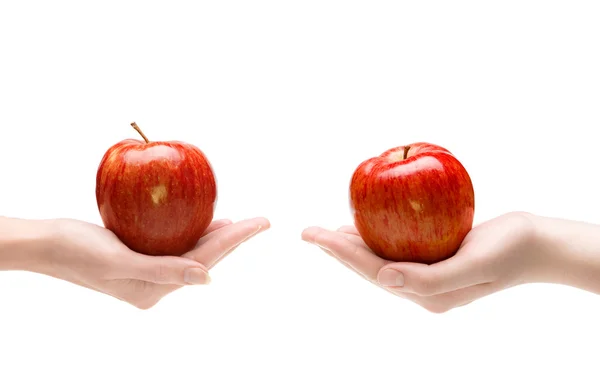2 つの手はお互いにリンゴを与える — ストック写真