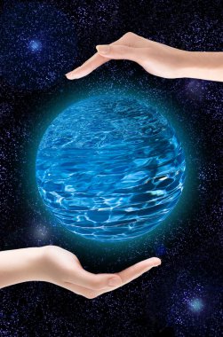 iki eli dikkatle mavi gezegenin evrenin karşı tutun.