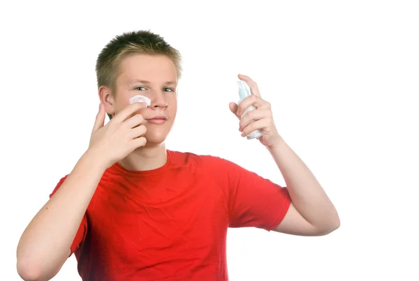 Το αγόρι, ο έφηβος με μια κρέμα για ένα νεανικό δέρμα πρόβλημα, κατά spo — Φωτογραφία Αρχείου