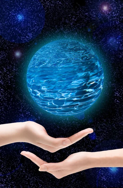 Zwei Hände halten einen Planeten im Universum — Stockfoto