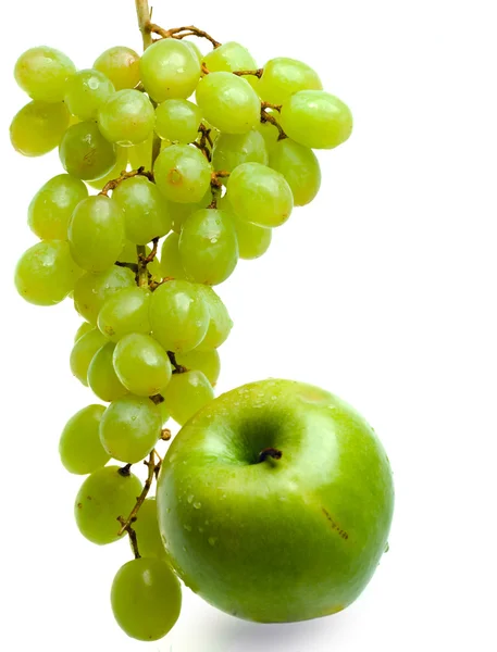 Cluster of grapes in water drops and apple — Stock Photo, Image