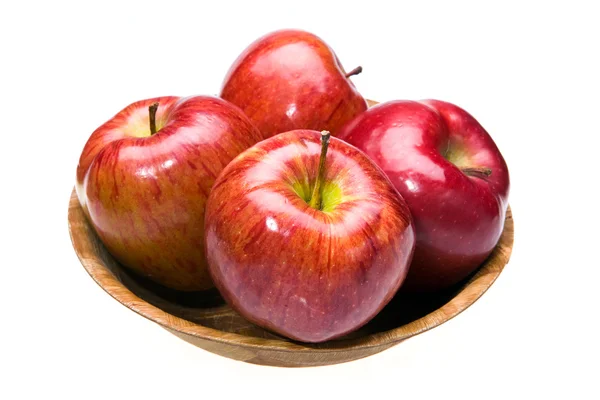 Сочные яблоки лежат — стоковое фото