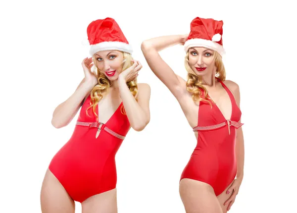 Dwie piękne blondynki w strojach kąpielowych i czapka Świętego Mikołaja — Zdjęcie stockowe