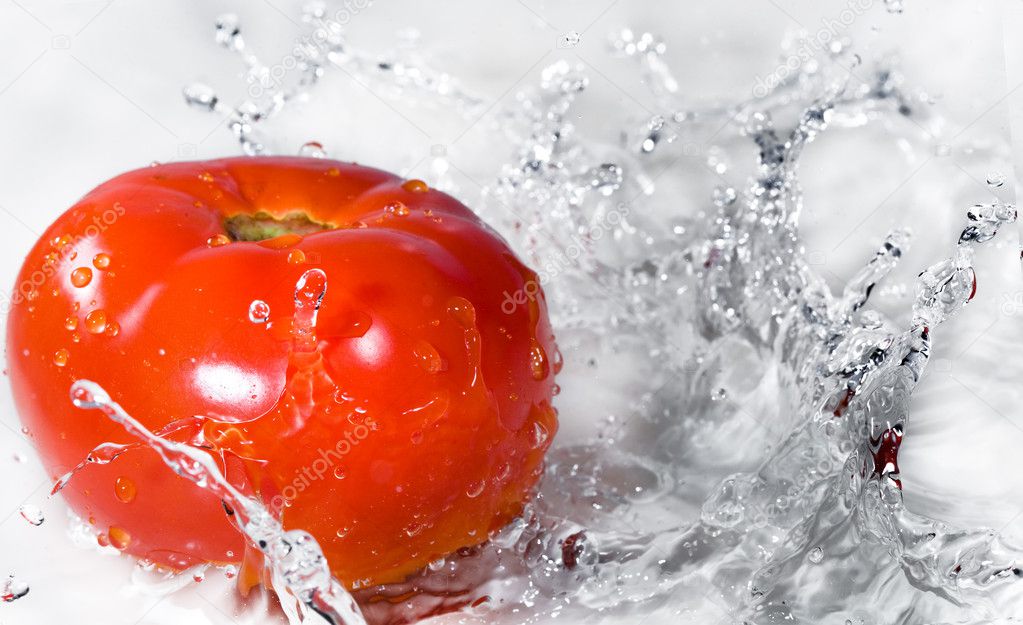 Tomato in water splashes