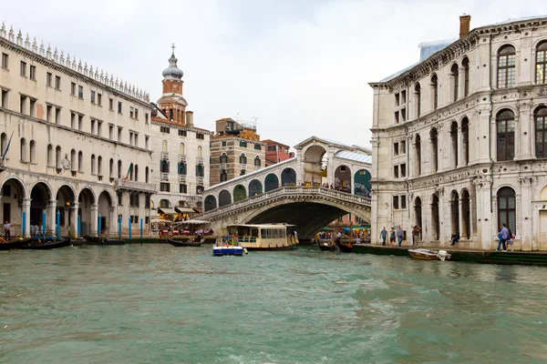 Венеция. Плохая погода перед наводнением. Rialto brigde — стоковое фото