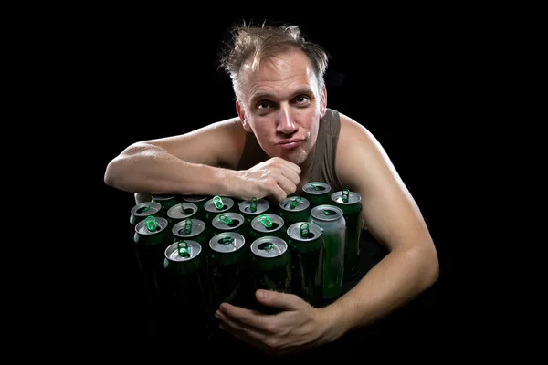 O homem de um tipo insalubre depois de bêbado no dia anterior, antes de um monte de e — Fotografia de Stock