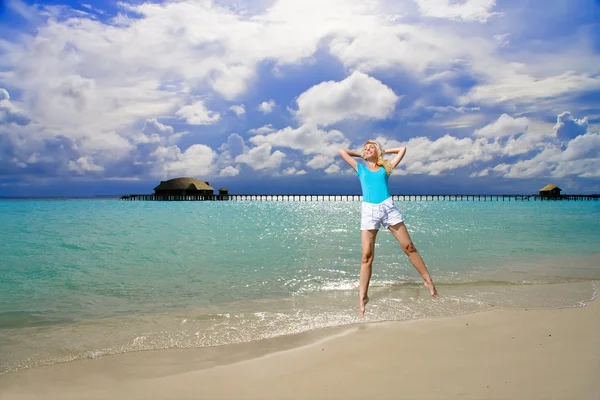 La chica salta en una costa del océano, Maldivas —  Fotos de Stock