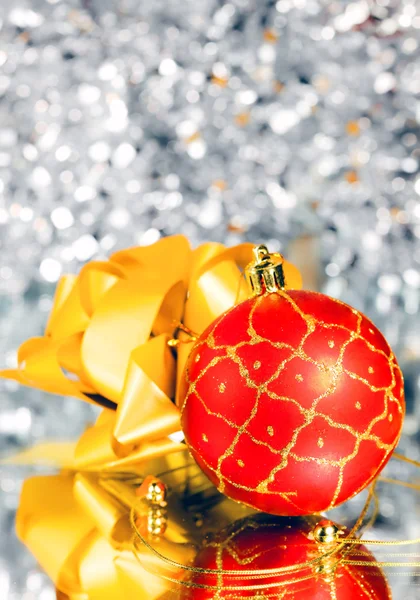 레드 새 해의 공과 추상은 빛 배경에 금 활 — 스톡 사진