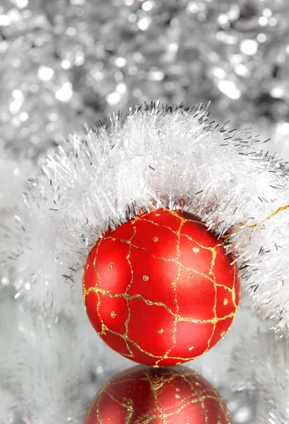 Red novoroční míč na abstraktní pozadí stříbřitý — Stock fotografie