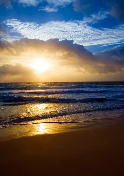 Una playa durante una puesta de sol — Foto de Stock