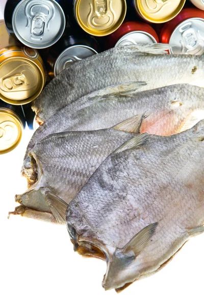 Сухая рыба и пиво на белом фоне — стоковое фото