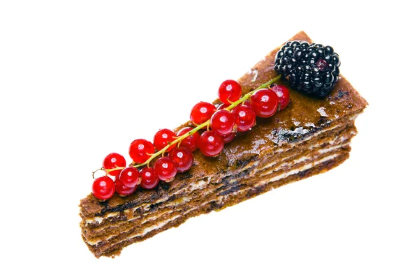 Ciasto czekoladowe z czerwonych porzeczek i blackberry na białym tle — Zdjęcie stockowe