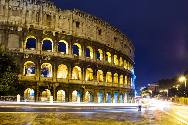 Itálie. Řím. noční collosseo — Stock fotografie