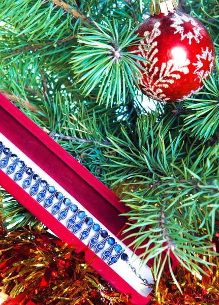 Scatola regalo con una collana su un albero di Capodanno — Foto Stock