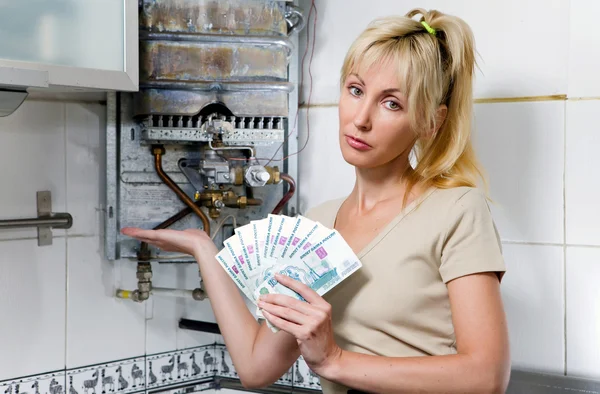 La femme triste la femme au foyer compte de l'argent pour la réparation d'un chauffe-eau au gaz — Photo