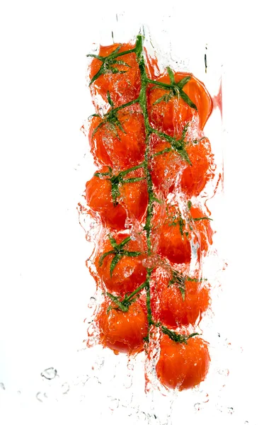 Su sıçramalarına içinde domates — Stok fotoğraf