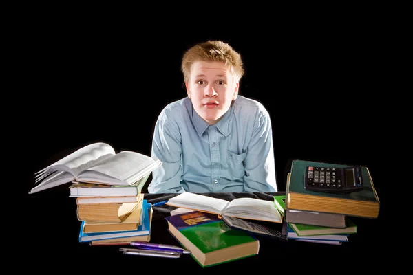 O adolescente com um monte de livros didáticos. Estava cansado de trabalhos de casa . — Fotografia de Stock