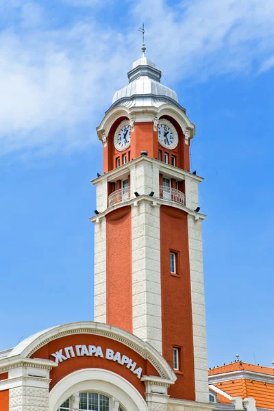 Torre com um relógio em um prédio da estação. Varna. Bulgária — Fotografia de Stock