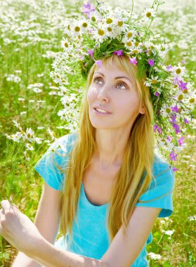 Dügün çiçegi alanına gelen mutlu genç kadın