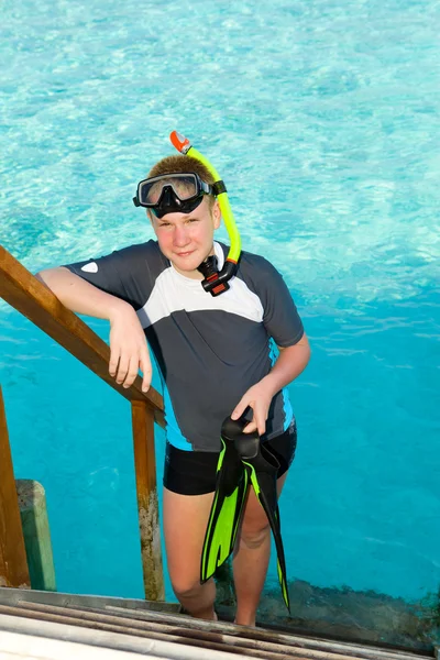 Junge Teenager Mit Schwimmflossen Maske Und Schlauch Auf Dem Meer — Stockfoto