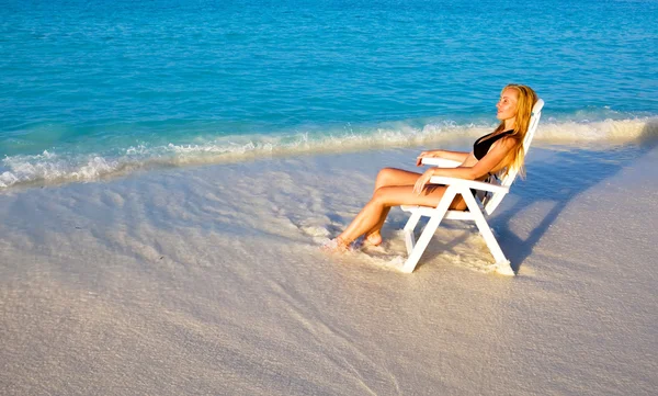 Молода Красива Жінка Пил Пляжному Кріслі Вона Покладена Океан — стокове фото