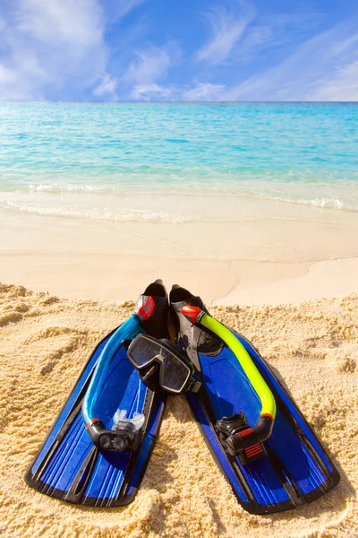 Tartozék, snorkeling-maszk, békaláb, cső-lay, a homok, a háttér-o — Stock Fotó