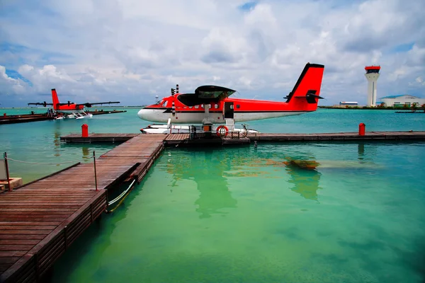 モルディブ 嵐の日海で係留水上飛行機 — ストック写真