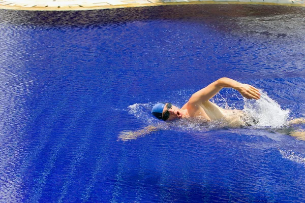 Молодой Спортивный Пловец Бассейне — стоковое фото