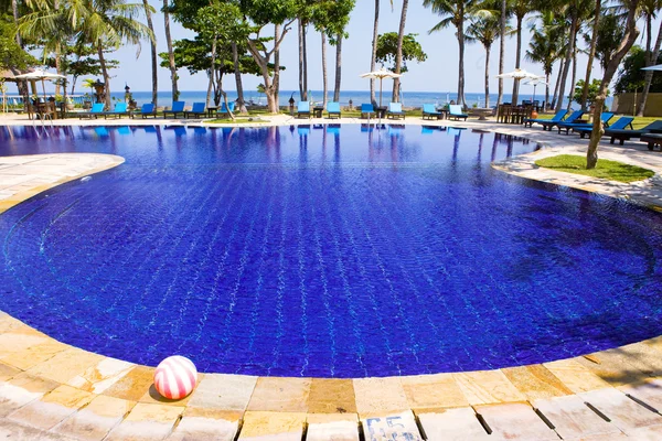 Zwembad, Oceaan, palmbomen. Indonesië. Bali. — Stockfoto