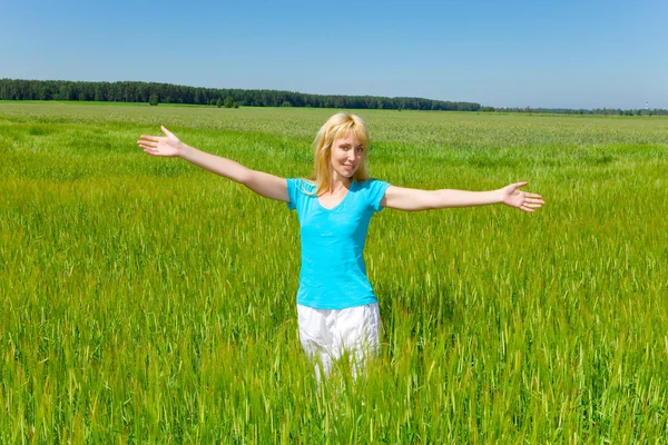 녹색 귀 밭에서 행복 한 젊은 여자 — 스톡 사진