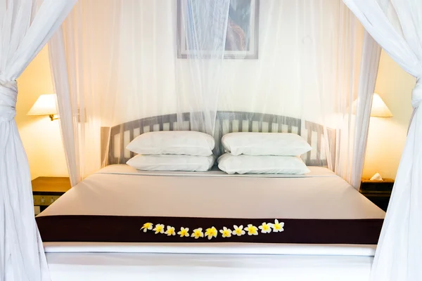 ベッドのカーテンの下の広いベッド — ストック写真
