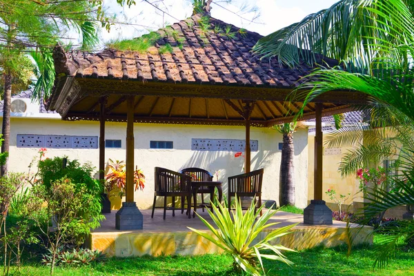 Indonésie Bali Stůl Židlemi Pavilónu Mezi Tropickými Rostlinami — Stock fotografie
