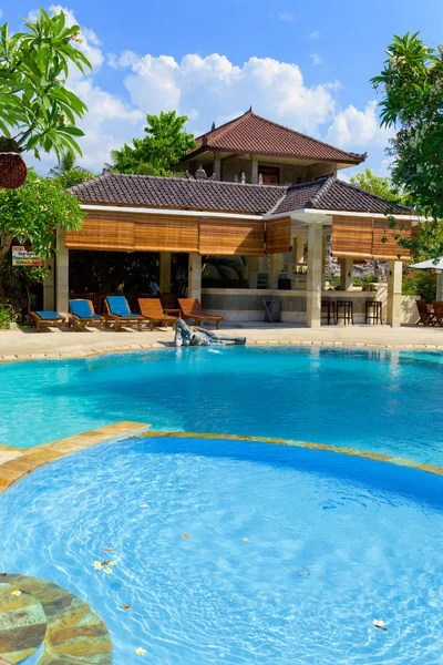 In Asia. Una casa di campagna tropicale prima della piscina — Foto Stock