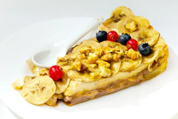 Банановий десерт з горіхами та ягодами — стокове фото