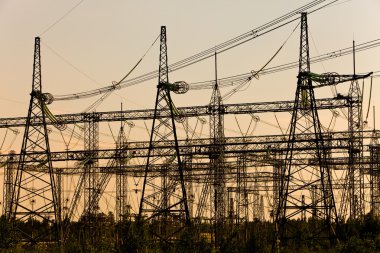 Elektrik yayınlar bir günbatımı üzerinde yüksek gerilim hattı