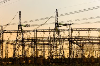 Elektrik yayınlar bir günbatımı üzerinde yüksek gerilim hattı