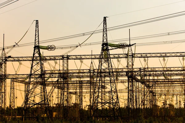 Elektrik Yayınlar Bir Günbatımı Üzerinde Yüksek Gerilim Hattı — Stok fotoğraf