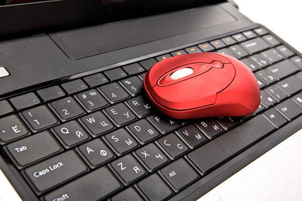 O rato de computador vermelho no teclado preto — Fotografia de Stock