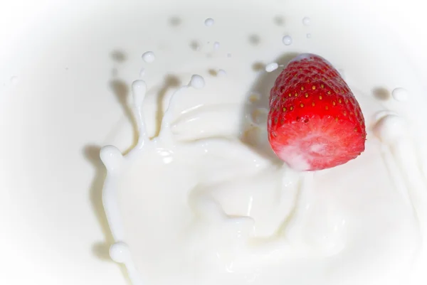 草莓掉进牛奶里了 — 图库照片