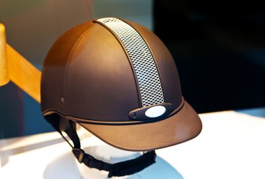 jockey bir dükkanı gösterisi penceresinde kask