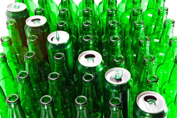 Tomma glas öl flaskor och burkar — Stockfoto