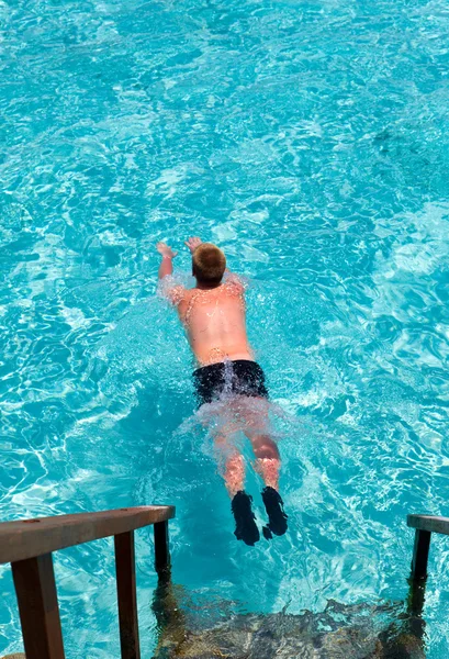 代水の別荘のステップから泳ぐ モルディブ — ストック写真