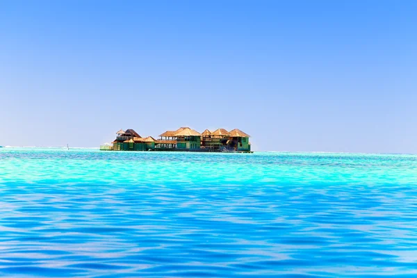 Ostrov v oceánu, Maledivy. — Stock fotografie