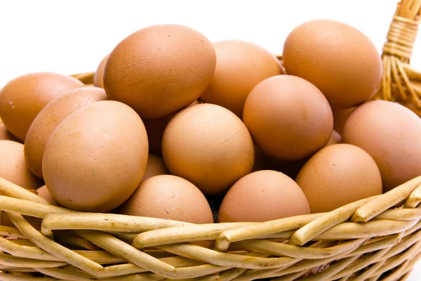 Ägg i korg på vit bakgrund — Stockfoto