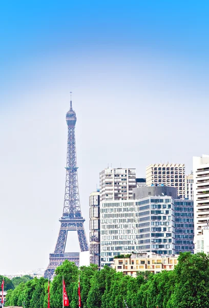 Párizsi ipari jellegű az Eiffel-toronyban és az épületben — Stock Fotó